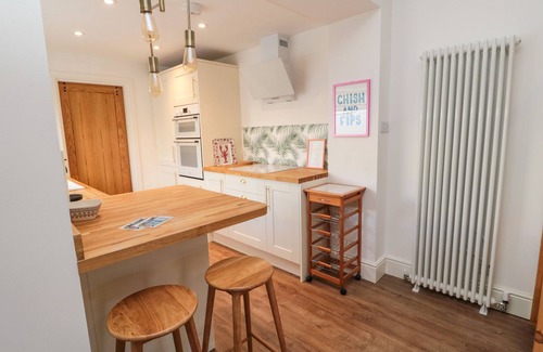 Cullercoats Cottage | COWRIE COTTAGE, pet friendly, with open fire in Cullercoats