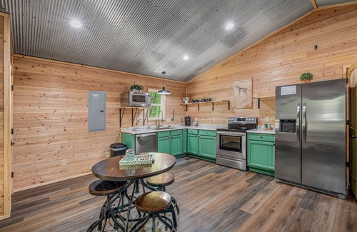 Fort Payne Cabin | Coyote Den-cozy cabin w/hot tub & fire pit