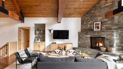 Truckee House | Coyote Moon by AvantStay Cabin WSauna Mins from DT Truckee NorthStar