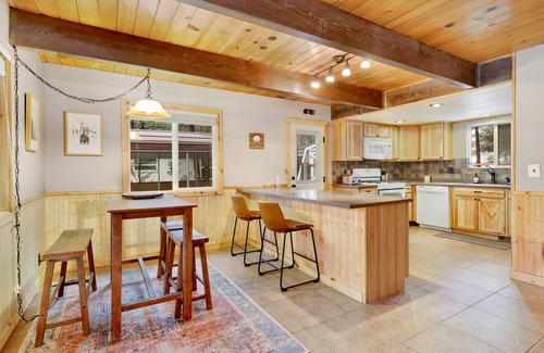 Woodlands Cabin | Coyote Pines- Relaxing Family Retreat- Hot Tub