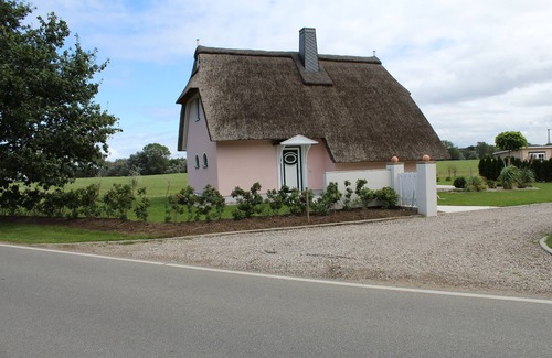 Rakow House | Coziness under thatch, fireplace, sun terrace