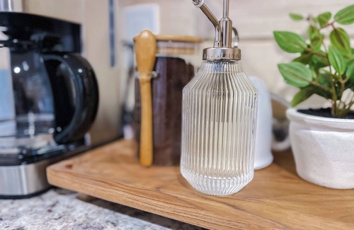 Osseo Apartment | Cozy 1 bd Modern Suite in gorgeous Osseo