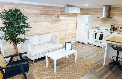 Osseo Apartment | Cozy 1 bd Modern Suite in gorgeous Osseo