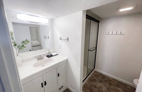 Osseo Apartment | Cozy 1 bd Modern Suite in gorgeous Osseo