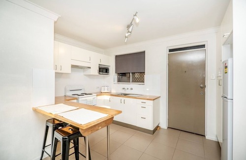 Mosman Park Apartment | Cozy 1-Bed Apartment in Mosman Park with Ocean Views and Modern Décor