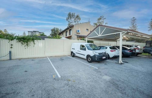 Mosman Park Apartment | Cozy 1-Bed Apartment in Mosman Park with Ocean Views and Modern Décor