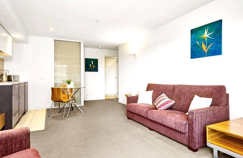 Melbourne Apartment | Cozy 1-Bed Apartment on St Kilda Road