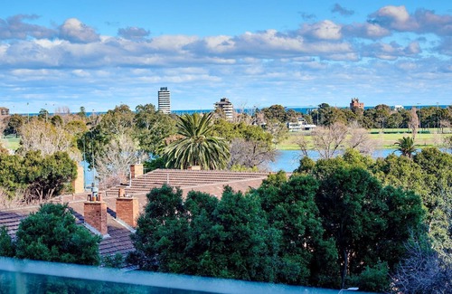 Melbourne Apartment | Cozy 1-Bed Apartment on St Kilda Road