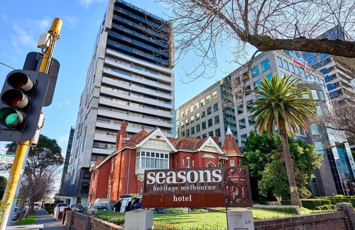 Melbourne Apartment | Cozy 1-Bed Apartment on St Kilda Road