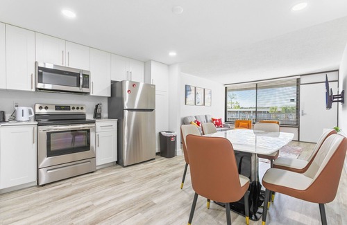 West Kissimmee Apartment | Cozy 1 Bed Apt l 15 Mins to Disney l Pools l Free Parking