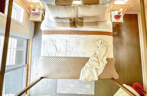 Intervale Ski Chalet | Cozy 1 Bed Chalet w/ King bed & indoor fireplace<3