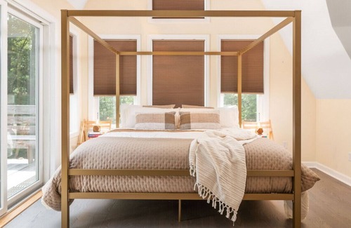 Intervale Ski Chalet | Cozy 1 Bed Chalet w/ King bed & indoor fireplace<3