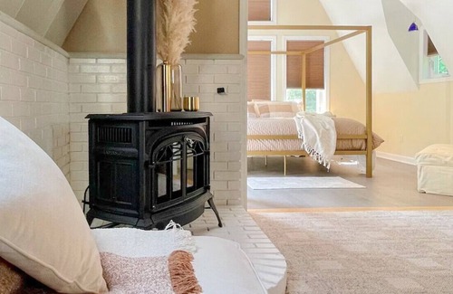 Intervale Ski Chalet | Cozy 1 Bed Chalet w/ King bed & indoor fireplace<3