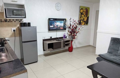 Greater Johannesburg Metropolitan Area Apartment | Cozy 1-bedroom apartment in beautiful Johannesburg South with WiFi, AC