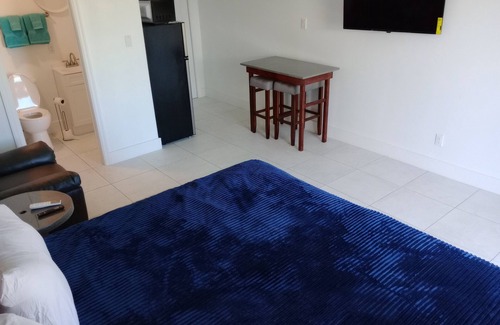Marsh Harbour Apartment | Cozy 1-bedroom apartment with WiFi, AC in charming Marsh Harbour