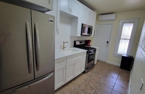 Woodlawn Lake Apartment | Cozy 1-bedroom apartment 5 minutes to Downtown San Antonio, Riverwalk, Pearl