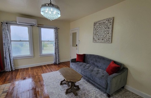 Woodlawn Lake Apartment | Cozy 1-bedroom apartment 5 minutes to Downtown San Antonio, Riverwalk, Pearl