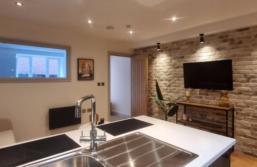 Nottingham City Centre Apartment | Cozy 1-bedroom apartment in tranquil Nottingham with Castle View
