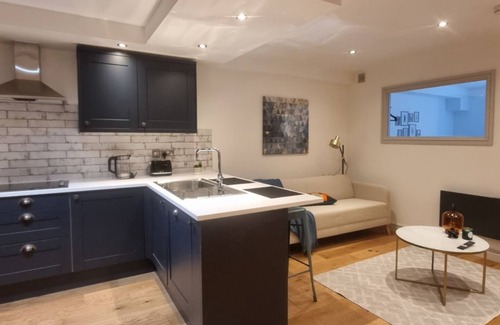 Nottingham City Centre Apartment | Cozy 1-bedroom apartment in tranquil Nottingham with Castle View