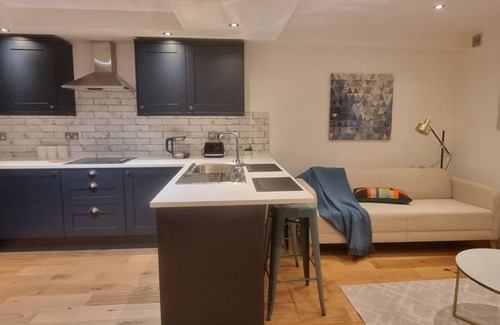 Nottingham City Centre Apartment | Cozy 1-bedroom apartment in tranquil Nottingham with Castle View