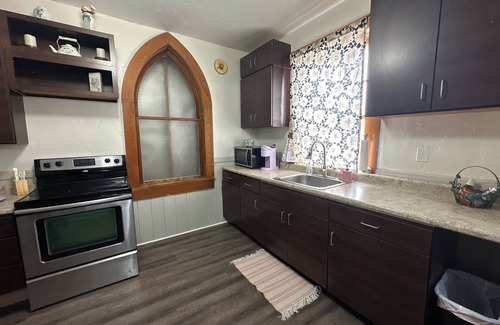 Greenfield Apartment | Cozy 1-bedroom apartment with WiFi, AC in charming Greenfield