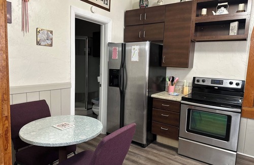 Greenfield Apartment | Cozy 1-bedroom apartment with WiFi, AC in charming Greenfield