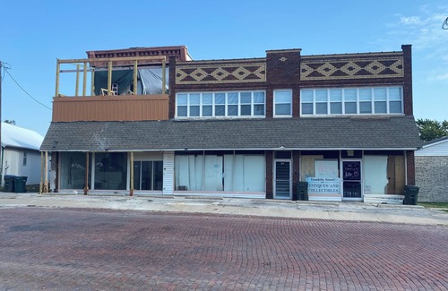 Kirksville Apartment | Cozy 1-bedroom apartment in awesome Kirksville up one long flight of stairs