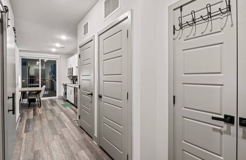 West End Apartment | Cozy 1-bedroom apartment in midtown Nashville with fitness room, pool and WiFi