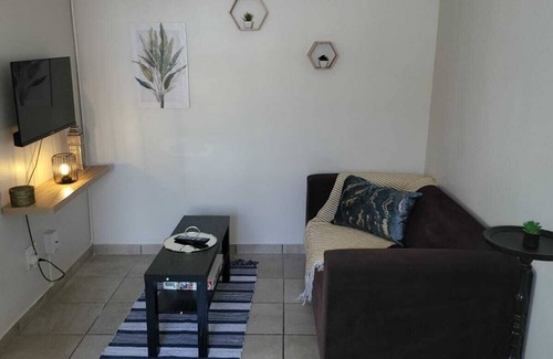 Eikenbosch Apartment | Cozy 1-Bedroom Apartment in the heart of Bellville.