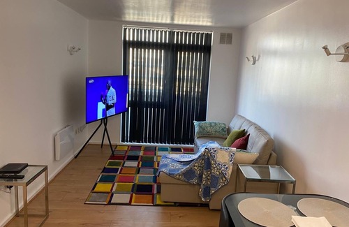 Barking Apartment | Cozy 1-bedroom apartment, 2 min walk to Barking Station and on-site free parking