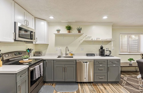 Layton Apartment | Cozy 1-Bedroom Basement Apartment, Free Parking, Kitchen, Washer/Dryer in Unit