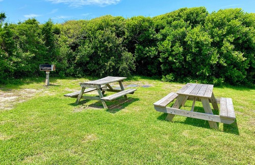Atlantic Beach Condo | Cozy 1-bedroom condo with AC, wifi, and pool. Just steps to the beach!