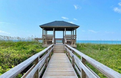 Atlantic Beach Condo | Cozy 1-bedroom condo with AC, wifi, and pool. Just steps to the beach!