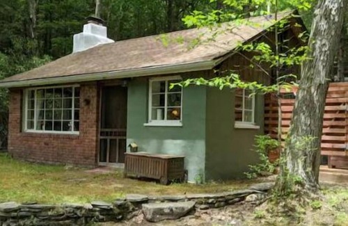 Milford Cabin | Cozy 1-bedroom cabin in amazing Milford with WiFi, AC next to stream.