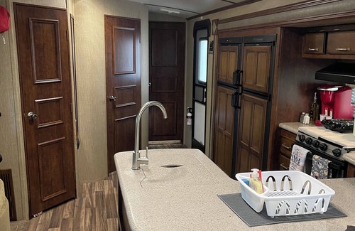 Yulee House | Cozy 1-bedroom camper on 1/2 acre fully fenced private property PET FRIENDLY