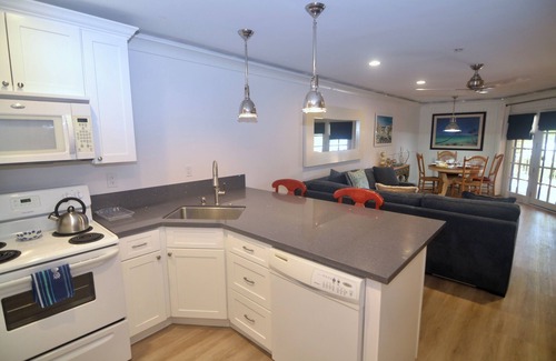 Downtown Palm Springs Condo | Cozy 1-Bedroom Condo in beautiful Palm Springs with fitness room, AC