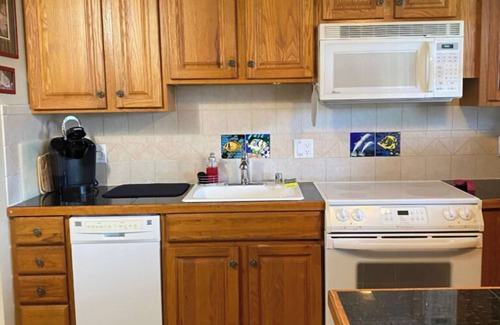 Kailua-Kona Condo | Cozy 1-bedroom condo in Ocean Front Complex, 2 Lanai's and WiFi in Kailua-Kona.