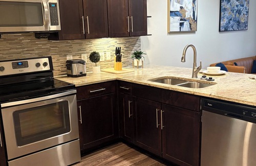 Midtown Condo | Cozy 1-bedroom condo in fantastic Downtown Houston with fitness room, WiFi !
