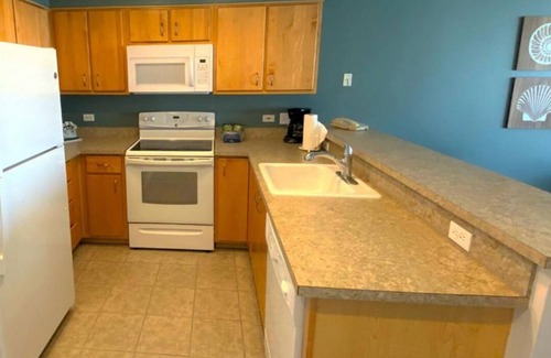 Seaside Condo | Cozy 1-bedroom condo in serene Seaside with fitness room, AC