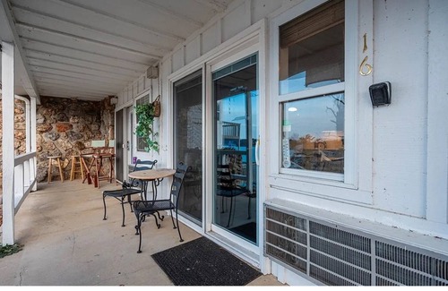 Lake Ozark Condo | Cozy 1-bedroom condo in Lake Ozark. On the lake at the prime location of the 4MM