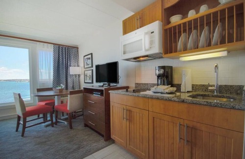 Historic Hill Condo | Cozy 1-bedroom condo with WiFi, AC in marvelous Newport.