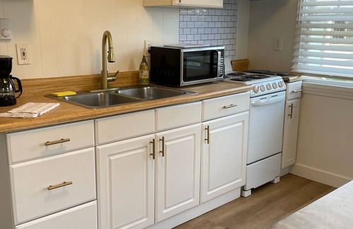 Seaview Cottage | Cozy 1 Bedroom Cottage, Close to Long Beach and Cape Disappointment, *Off Highway 101*