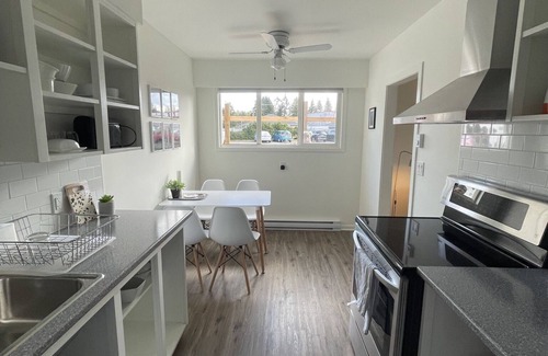 Regional District of Nanaimo Apartment | Cozy 1 Bedroom Suite - 5 minutes from the beach!