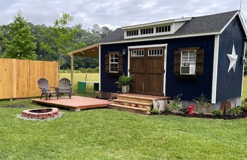 Elliott Cabin | Cozy - 1 bedroom tiny cabin sleeps 2 adults 2 children comfortably