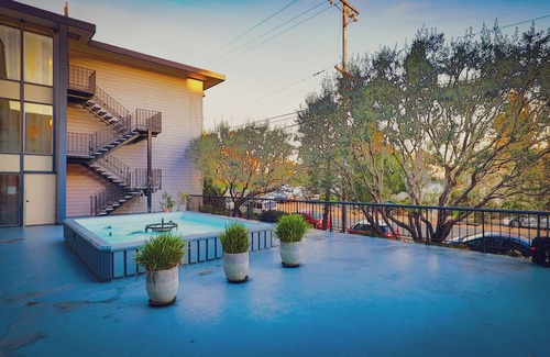 Oakland Condo | Cozy 1-bedroom Unit in Victorian style duplex w/WiFi, AC in welcoming Oakland