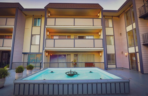 Oakland Condo | Cozy 1-bedroom Unit in Victorian style duplex w/WiFi, AC in welcoming Oakland