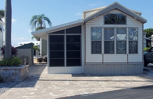 Ocean Ridge Of Brevard House | Cozy 1-bedroom tiny home in beautiful Melbourne Beach with the beach & pools!