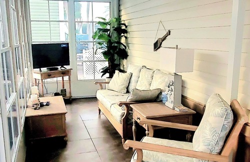 Ocean Ridge Of Brevard House | Cozy 1-bedroom tiny home in beautiful Melbourne Beach with the beach & pools!