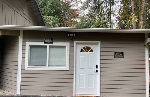 East Renton Highlands Apartment | Cozy 1-bedroom, welcoming in Renton