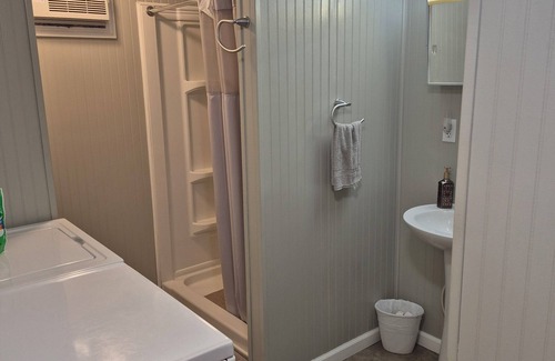 Keslers Cross Lanes Cabin | Cozy 1 bedroom with bunk beds cabin in gorgeous Summersville with AC and heating